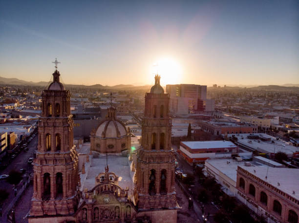 vista de drones de la catedral de chihuahua, catedral metropolitana de la santa cruz al atardecer - desierto chihuahua fotografías e imágenes de stock