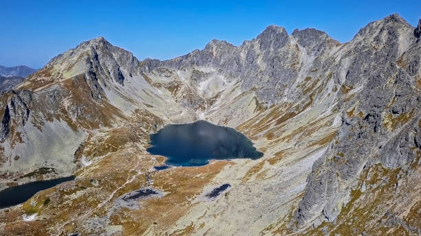 シュヴァキアの高タトラス山脈のメングソフスカ渓谷とヴェルケ・ヒンコボ・プレソ(湖)の空中写真 - pleso ストックフォトと画像