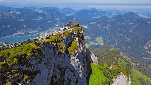 point de vue sur le sommet de montagne de schafberg à salzkammergut, haute-autriche - salzkammergut photos et images de collection
