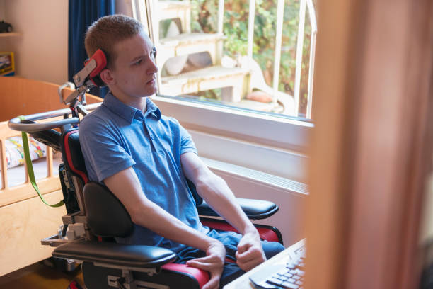 cerebral palsy patient using computer - esclerose lateral amiotrófica imagens e fotografias de stock