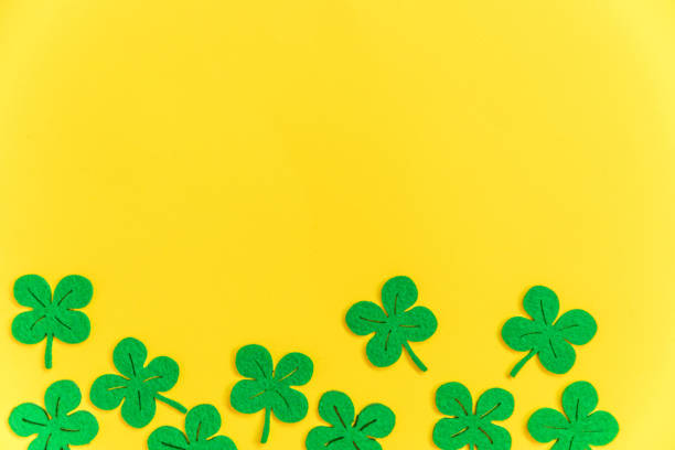 St Patricks Day background. Simply minimal design with green shamrock. Clover leaves isolated on yellow background. Symbol of Ireland. Lucky fortune wish concept. Flat lay top view layout copy space antecedentes del día de san patricio. diseño simplemente minimalista con shamrock verde. hojas de trébol aisladas sobre fondo amarillo. símbolo de irlanda. concepto de deseo de fortuna afortunado. espacio de copia de diseño de vista superior de la par