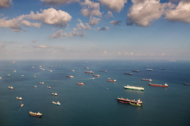 transporte y buques portacontenedores en el océano, singapur - singapore shipping cargo container nautical vessel fotografías e imágenes de stock