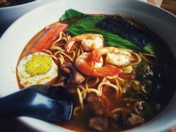 fusión de ramen con tomyum, con camarones en la parte superior - xero fotografías e imágenes de stock