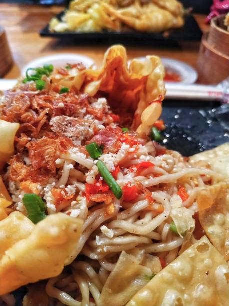 fideos picantes con galletas somay - xero fotografías e imágenes de stock