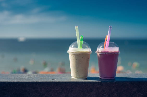 milkshakes sur la mer en été - cocktail nobody close up fruit photos et images de collection