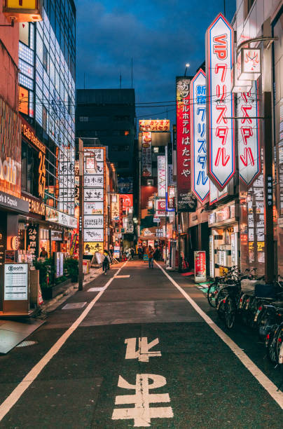 tokios berühmtes shinjuku-viertel - tokyo prefecture street night japan stock-fotos und bilder