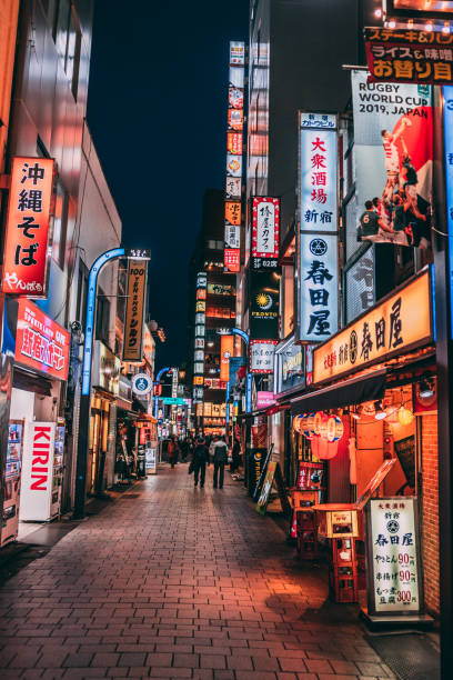 tóquio famoso distrito shinjuku - architecture travel destinations vertical outdoors - fotografias e filmes do acervo