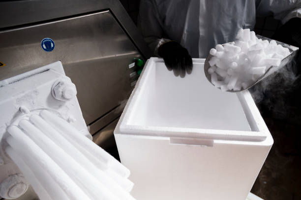 ghiaccio secco in produzione - dry ice foto e immagini stock