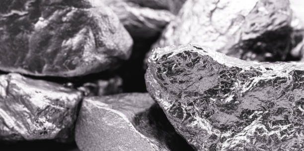 el paladio es un elemento químico que a temperatura ambiente se contrae en estado sólido. metal utilizado en la industria. concepto de extracción mineral. - metal ore mineral stone block fotografías e imágenes de stock