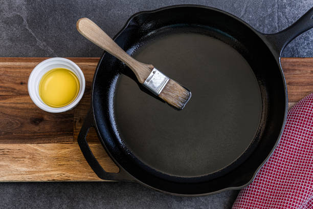 istock Seasoning a cast iron skillet 1297476396