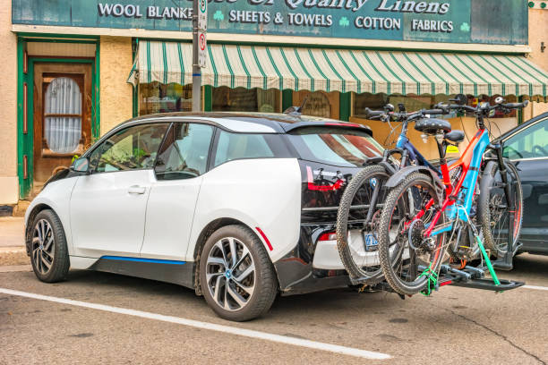 bmw i3 voiture électrique avec support de bicyclette - bicycle rack photos et images de collection