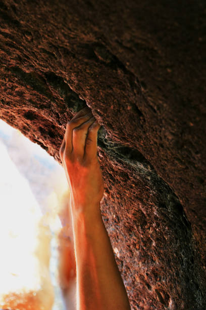 mano de escalador - escalada en solitario fotografías e imágenes de stock