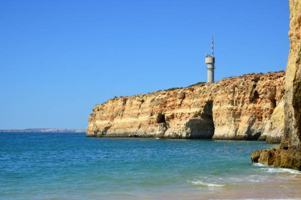 tour radar côtière (stm) sur les falaises de ponta do altar, ferragudo, portugal - sea safety antenna radar photos et images de collection