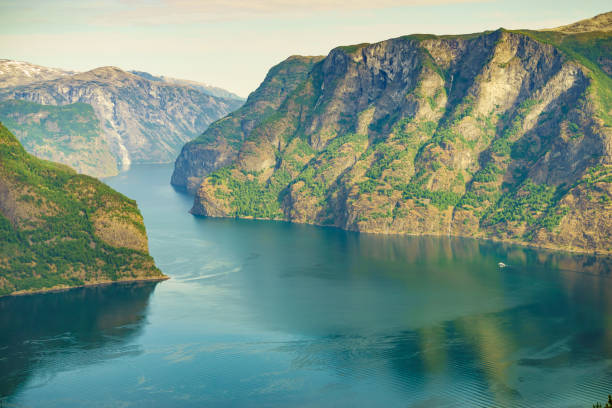 ノルウェーのアウルラントスフィヨルドのフィヨルド風景 - aurlandfjord ストックフォトと画像