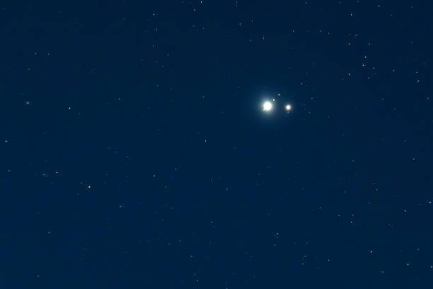 From time to time Jupiter and Saturn planets are aligned in the Solar System with the Earth. This event is called the Conjunction of Jupiter and Saturn. Sometimes they are very close at a short distance between them and during these events we called it the Great Conjunction that didn't happen in the Earth since the Medieval Age. Here we can see a time lapse of the whole event taken from Atacama Desert la gran conjunción un increíble e histórico evento astronómico. una vista de lapso de tiempo desde un telescopio aficionado de júpiter y los planetas de saturno en el cielo nocturno que aparece como la estrella de navidad una vista impresionante