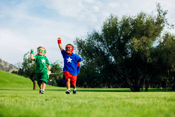 dzieci superbohaterów - superhero child partnership teamwork zdjęcia i obrazy z banku zdjęć