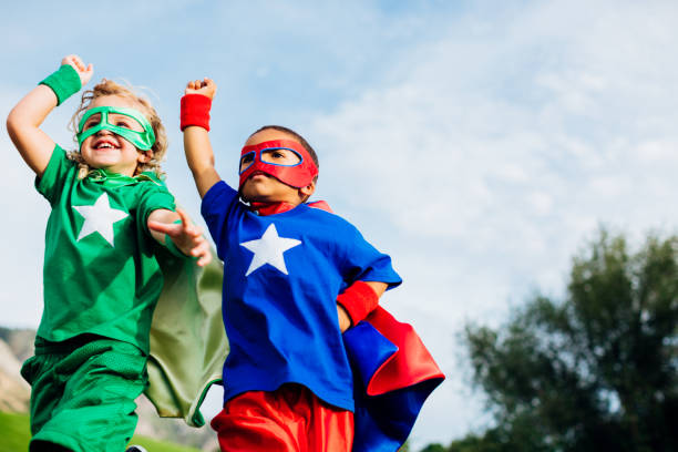 niños superhéroes - disfrazar fotografías e imágenes de stock