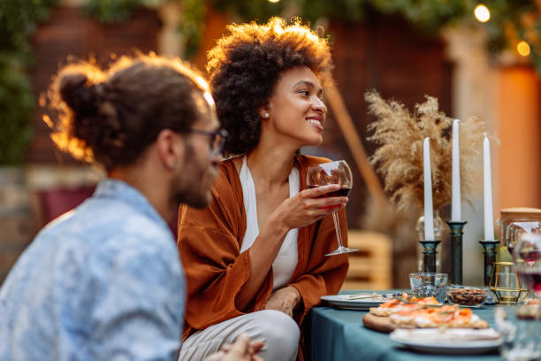 freunde füllen ihr leben mit spaß - essen am tisch stock-fotos und bilder