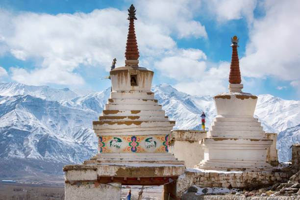 buddhist stupas (chorten) im winter, ladakh, indien - tibetan buddhism stock-fotos und bilder