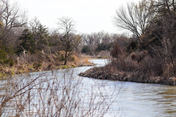 vista del paisaje del río nebraska platte que fluye la tierra - winter scape fotografías e imágenes de stock