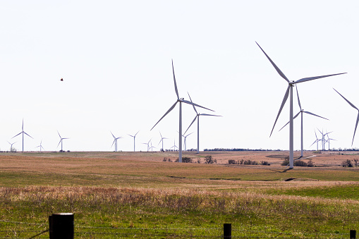 O'Neill, Nebraska, Parque eólico estadounidense 22 de julio de 2019 en Nebraska Farm Land Wind Power Turbine Up Close photo
