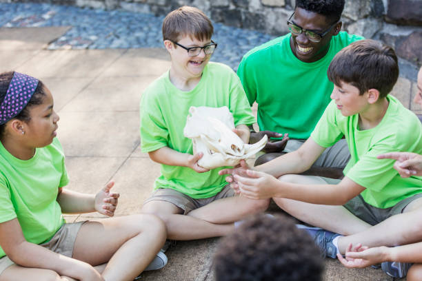 bambini in gita allo zoo, ragazzo con sindrome di down - teaching field trip classroom child foto e immagini stock