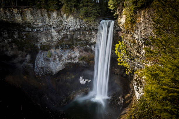 brandywine cai. cachoeira perto de whistler, bc. - whistler colúmbia britânica - fotografias e filmes do acervo