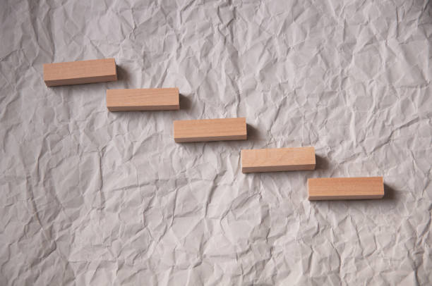 ミニマリストスタイルで一定の順序で配置された木製の長方形とくしゃくしゃのクラフト紙の背景 - material variation timber stacking ストックフォトと画像