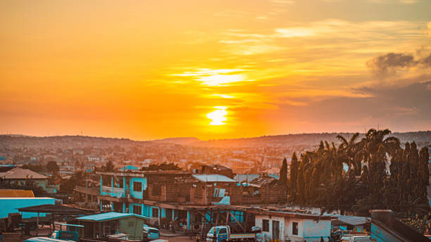 アクラの美しい石の丘の後ろの夕日 - ghana ストックフォトと画像