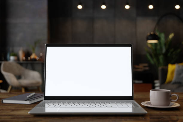 空白螢幕筆記型電腦在桌子上與模糊的客廳背景在晚上。 - 空白畫面 圖片 個照片及圖片檔