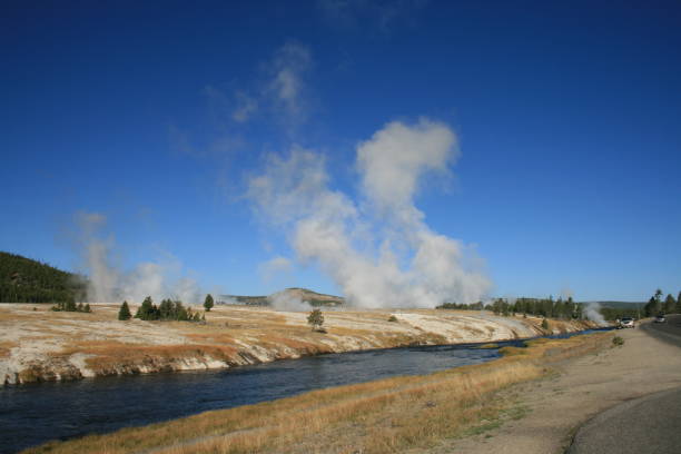 파이어홀 강 과 로워 간헐천 분지, 옐로스톤 국립공원, 와이오밍 - firehole river 뉴스 사진 이미지