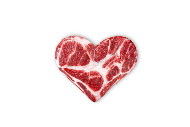 白い背景に隔離された心臓の形をした生肉 - meat raw beef love ストックフォトと画像