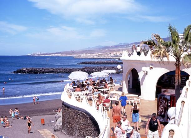 playa de las americas beach, tenerife. - playa de las américas imagens e fotografias de stock