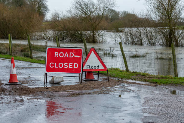 영국 노스 요크셔의 폭풍우와 폭우로 인한 홍수로 인해 브레이튼 의 시골 마을의 도로 폐쇄 및 홍수 표지판. 2021년 겨울. - emergency lane 뉴스 사진 이미지