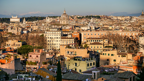An impressive panorama in High Definition of the historic center of Rome taken from the Janiculum hill, with Villa Borghese and the white facade of the French Academy (top left), the Trastevere district (foreground) and the Pigna district. In the background above, the snow-capped peaks of the Lazio and Abruzzo Apennines.