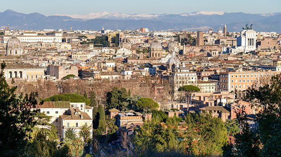 A panorama in High Definition of the historic center of Rome taken from the Janiculum hill, with  the white Quirinal Palace (top left), the Trastevere district (foreground), the Altare della Patria (top right) and the Pigna district. In the background above, the snow-capped peaks of the Lazio and Abruzzo Apennines.