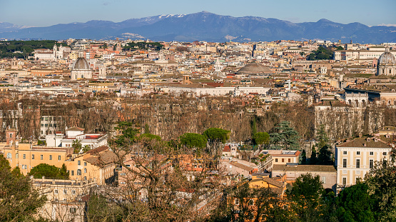 An impressive panorama in High Definition of the historic center of Rome taken from the Janiculum hill, with the Quirinal hill and the Presidential Palace (top right), the Pantheon dome (center), the Trastevere district (foreground) and the Tor di Nona and Pigna districts (center). In the background above, the snow-capped peaks of the Abruzzo Apennines.