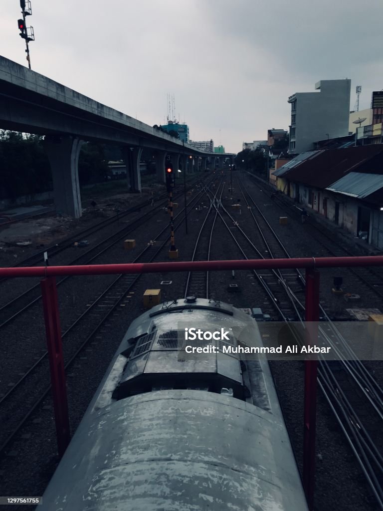 Vieux train dans la ville - Photo de Arrivée libre de droits Vieux train dans la ville - Photo de Arrivée libre de droits