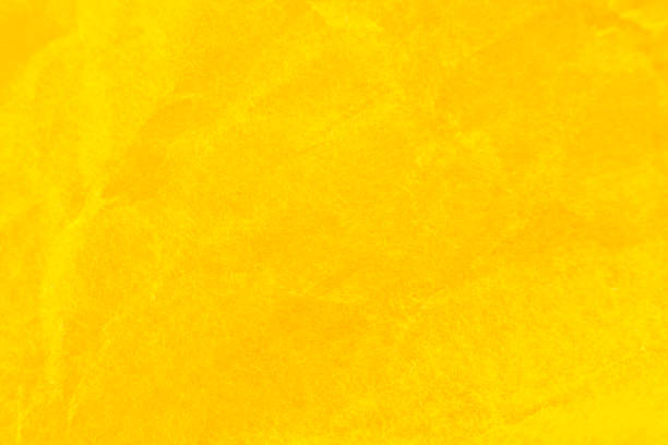 fond froissé de papier jaune. texture macro battue réelle. fermez-vous vers le haut de la photo. - fond jaune photos et images de collection