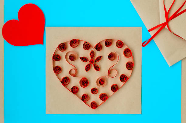 발렌타인 데이를 위한 공예품. 퀼링 방법을 사용하여 심장을 만드는 것입니다. 하트가 있는 카드를 만들기 위한 단계별 지침입니다. 8 단계 - 다른 모양의 접착 나선형엽서. - pencil colors heart shape paper 뉴스 사진 이미지