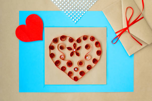 발렌타인 데이를 위한 공예품. 퀼링 방법을 사용하여 심장을 만드는 것입니다. 하트가 있는 카드를 만들기 위한 단계별 지침입니다. 9단계 - 나선형에 대한 모조 다이아몬드 또는 구슬을 접착제 - pencil colors heart shape paper 뉴스 사진 이미지