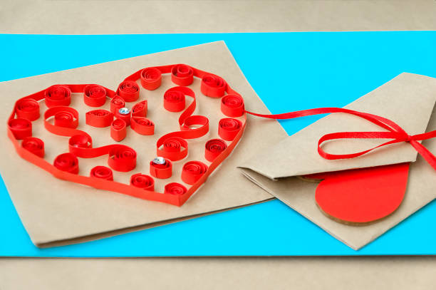 발렌타인 데이를 위한 공예품. 퀼링 방법을 사용하여 심장을 만드는 것입니다. 하트가 있는 카드를 만들기 위한 단계별 지침입니다. 10 단계 - 퀼링 기술을 사용하여 하트가있는 완성 된 카드 - pencil colors heart shape paper 뉴스 사진 이미지