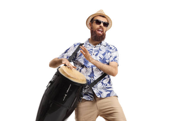 człowiek gra na perkusji conga i śpiewa - rythm zdjęcia i obrazy z banku zdjęć