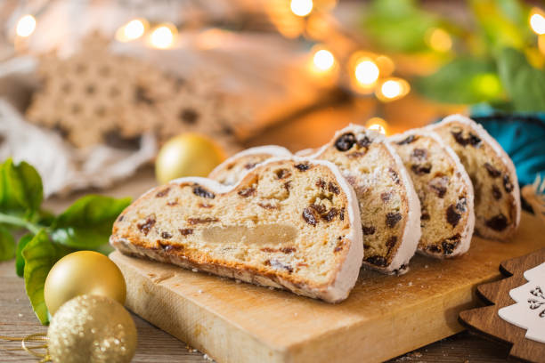 tradicional europeo alemán navidad casero stollen con decoración festiva - marzipan fruit celebration dessert fotografías e imágenes de stock