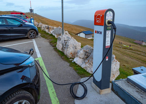 chasseral, suíça - 7 de novembro de 2020: carregando carros elétricos - jura canton - fotografias e filmes do acervo