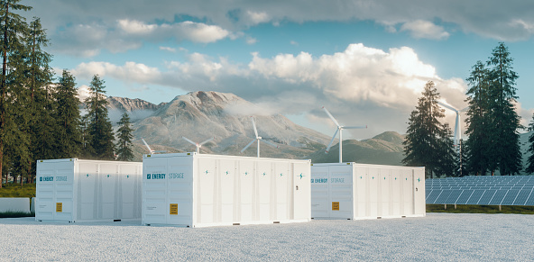 Moderno sistema de plantas de almacenamiento de energía de baterías de contenedores acompañado de paneles solares y sistema de turbinas eólicas situados en la naturaleza con el Monte St. Helens en segundo plano. Renderizado 3D. photo