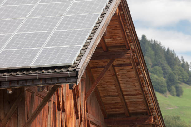 太陽光発電パネル付き高山納屋の農村風景 - solar panel alternative energy chalet european alps ストックフォトと画像