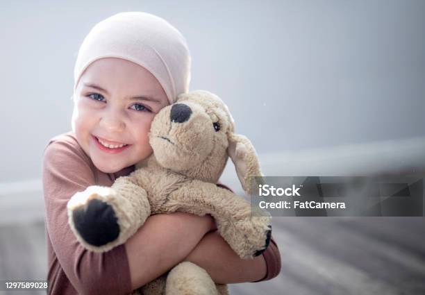 Мой Любимый Плюшевый Мишка — стоковые фотографии и другие картинки Ребёнок - Ребёнок, Раковая клетка, Пациент