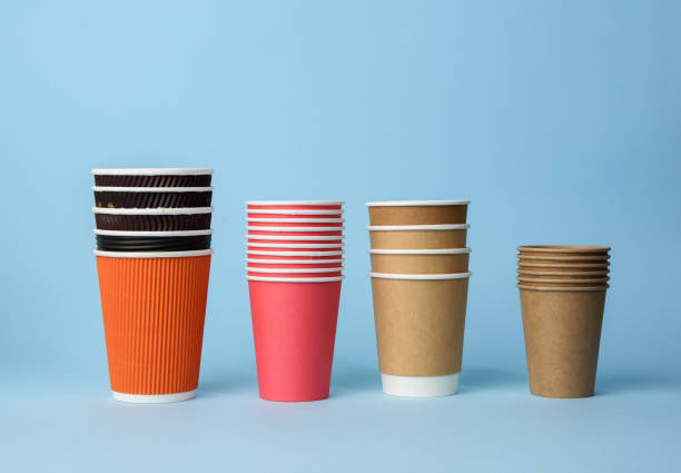 파란색 배경에 다양한 일회용 종이 컵, 플라스틱의 거부 - disposable cup cup stack blue 뉴스 사진 이미지