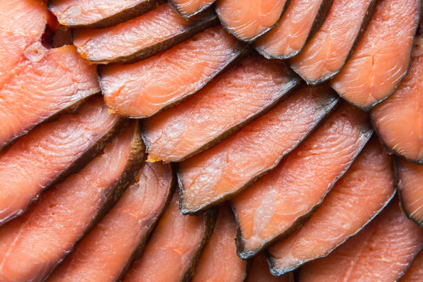 das zarte fleisch des lachses, in dünne scheiben geschnitten. köstliches kalt geräuchertes fischfilet - coho salmon stock-fotos und bilder